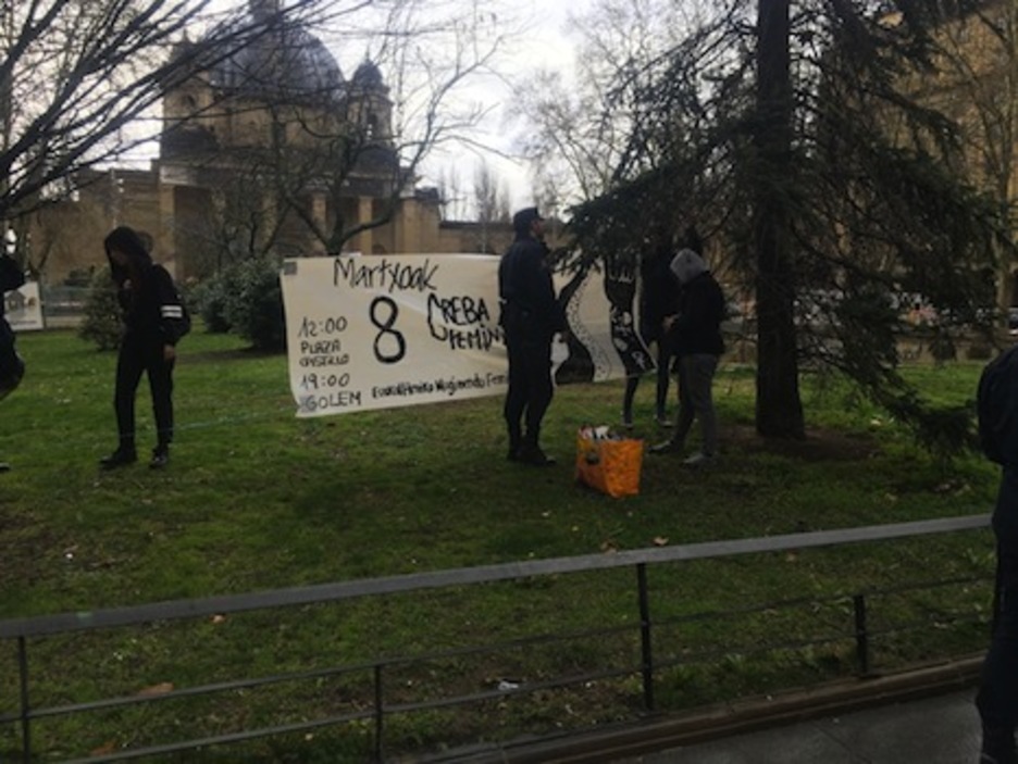 Un policía español pide que se identifiquen a las personas que están colocando una pancarta en las proximidades del Monumento a los Caídos. Un policía español pide que se identifiquen a las personas que están colocando una pancarta en las proximidades del Monumento a los Caídos.