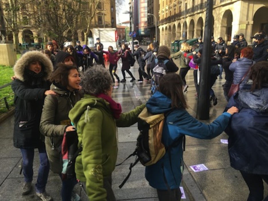 Cadeneta para amenizar la espera de la devolución del DNI pedidos por la Policía española. Cadeneta para amenizar la espera de la devolución del DNI pedidos por la Policía española.