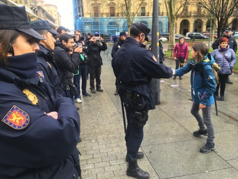 La Policía española devuelve los DNI entre las aclamaciones de las personas del piquete.