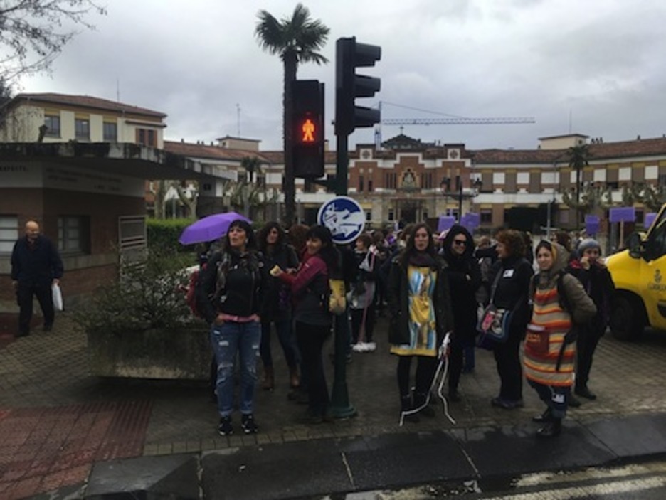 Personas concentradas ante la Meca para denunciar que el cuidado de los mayores recae principalmente en las mujeres. Personas concentradas ante la Meca para denunciar que el cuidado de los mayores recae principalmente en las mujeres.