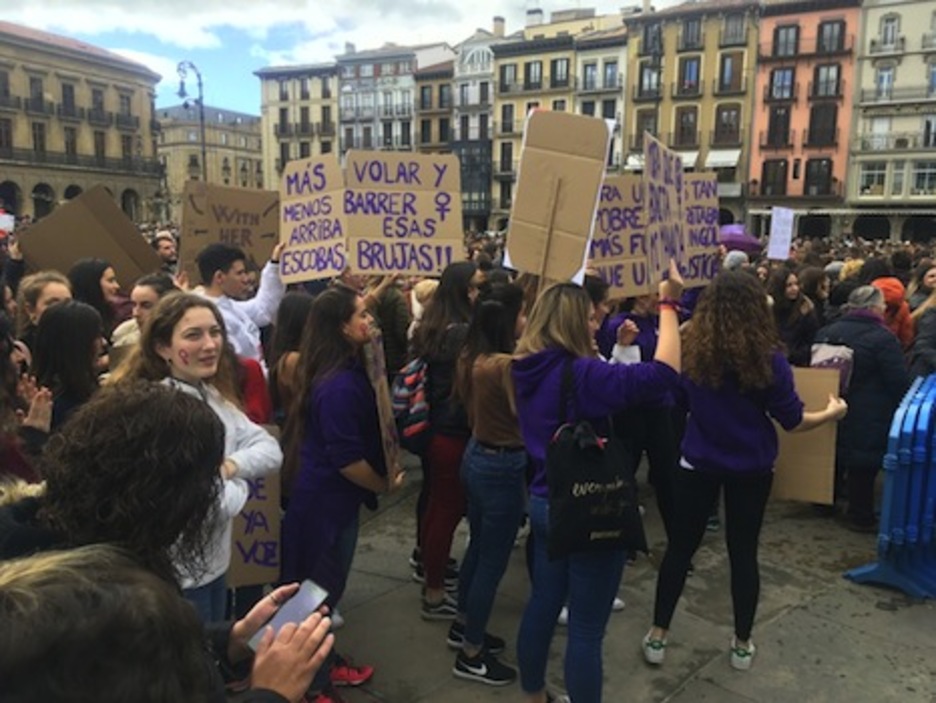 Jóvenes participan en la concentración.