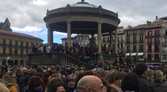 El kiosco de la plaza del Castillo, también lleno de gente.