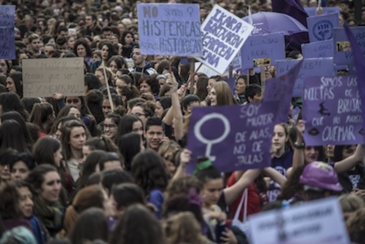 Miles de personas han participado en la concentración del 8M en la plaza del Castillo. (Jagoba MANTEROLA/FOKU)