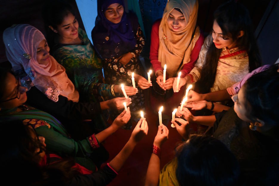 Vigilia con velas en Dhaka, Bangladesh. (MUNIR UZ ZAMAN / AFP)
