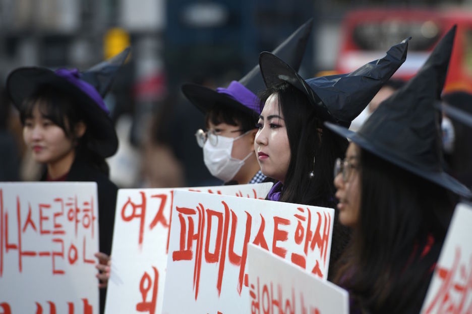 Con gorros de bruja en Seúl, la capital de Corea del Sur. ( JUNG YEON-JE / AFP)