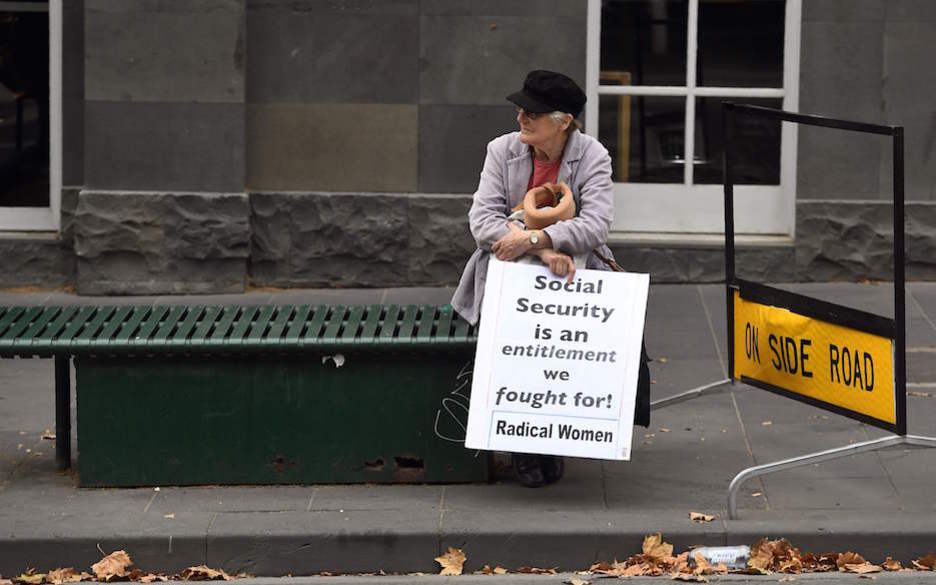 Una mujer aguarda sentada en un banco el arranque de una movilización. (WILLIAM WEST / AFP) Una mujer aguarda sentada en un banco el arranque de una movilización. (WILLIAM WEST / AFP)