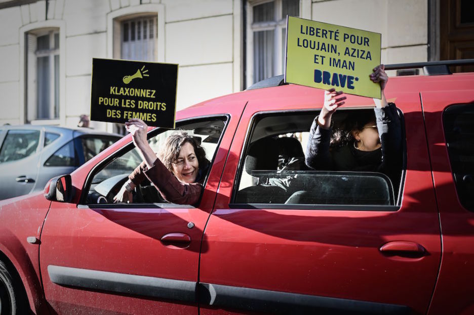 Protesta ante la embajada saudí en París, en solidaridad con tras mujeres encarceladas por conducir. (PHILIPPE LOPEZ / AFP)