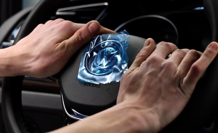 Kotxeetan segurtasun sistemak ere gizonezkoari begira eginda daude (AFP)