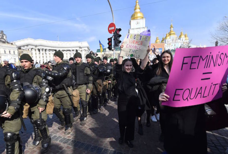 Mujeres escoltadas por las calles de Kiev. (SERGEI SUOIUSKY/AFP) Mujeres escoltadas por las calles de Kiev. (SERGEI SUOIUSKY/AFP)
