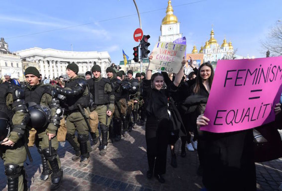 Mujeres escoltadas por las calles de Kiev. (SERGEI SUOIUSKY/AFP)