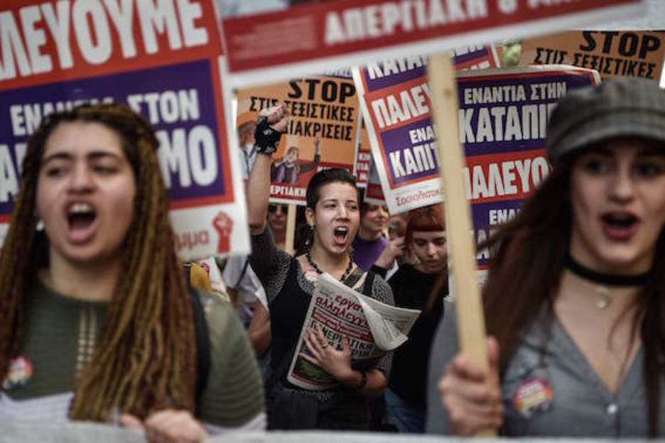 Protesta feminista en Atenas. (LOUISA GOULIANAKI/AFP) Protesta feminista en Atenas. (LOUISA GOULIANAKI/AFP)
