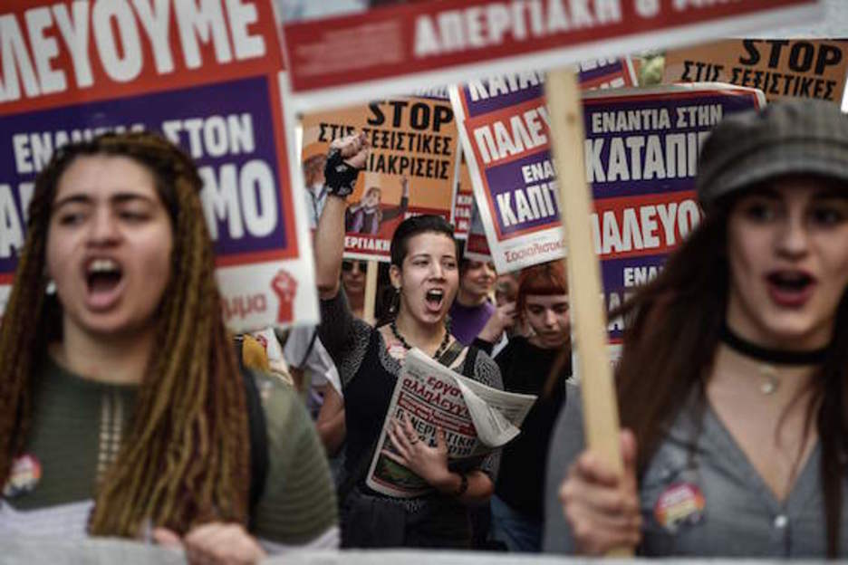 Protesta feminista en Atenas. (LOUISA GOULIANAKI/AFP)