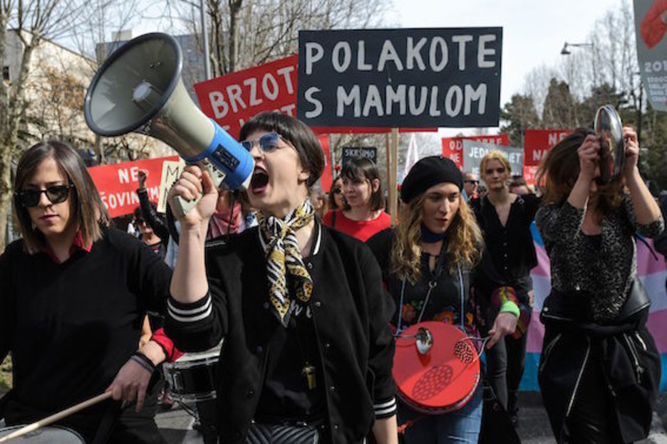 Mujeres marchando por las calles de Podgorica, la capital de Montenegro. (SAVO PRELOVIC/AFP)