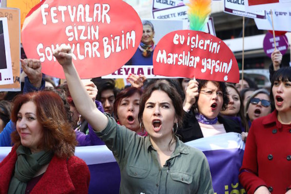 Mujeres en la calles de Ankara. (ADAM ALTAN/AFP)