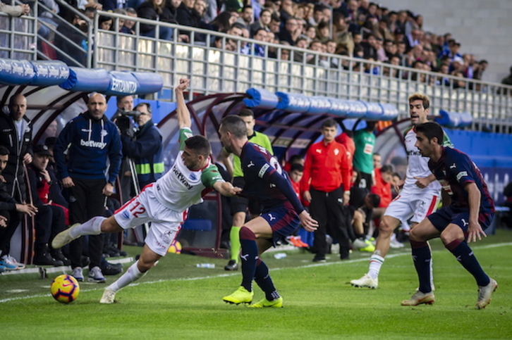 Abelardo y Mendilibar, en el partido de ida. (Jaizki FONTANEDA/FOKU)