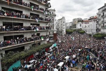 Las protestas son masivas en Argel (RYAD KRAMDI /AFP)