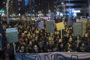 Miles de mujeres, en las calles de Iruñea. (Jagoba MANTEROLA / FOKU)