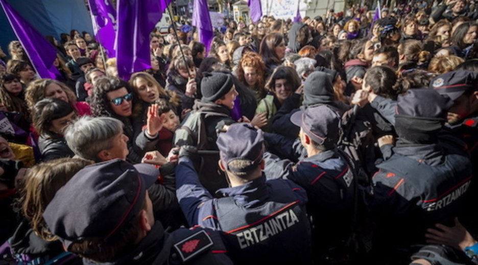Des tensions ont eu lieu à Gasteiz avec la ertzaintza lorsque des féministes ont tenté de forcer unn barrage. ©Jaizki Fontaneda, Foku