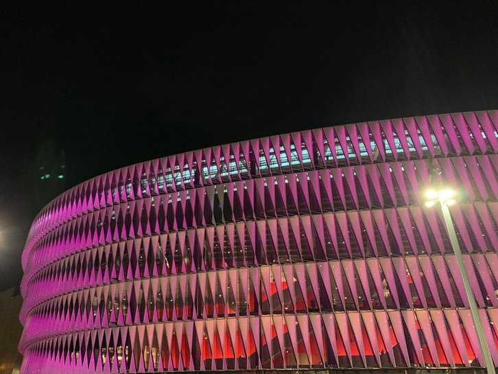 San Mamés de color morado.
