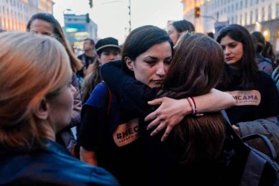 Abrazo durante una movilización en Sofía. (DIMITAR DILKOFF / AFP)