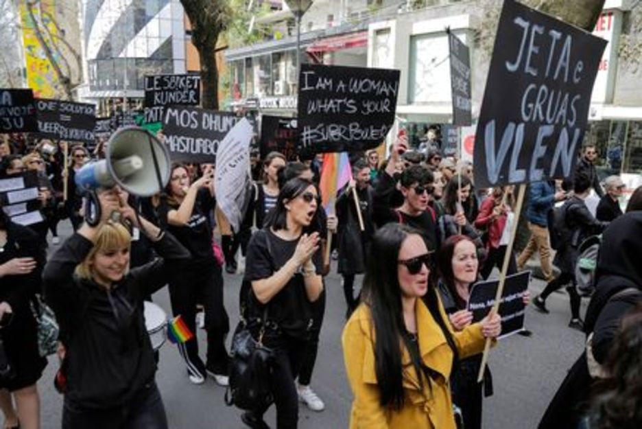 Mujeres denuncian el fracaso de las políticas contra la violencia de género en Tirana, Albania. (GENT SHKULLAKU / AFP)