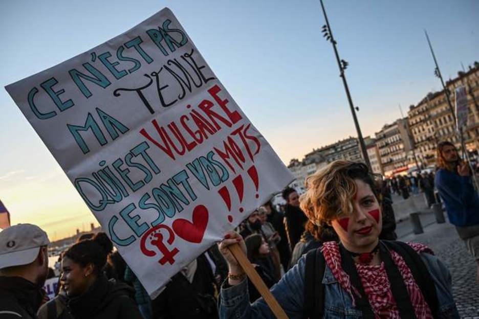 Manifestante porta un cartel en Marsella. (CHRISTOPHE SIMON / AFP)
