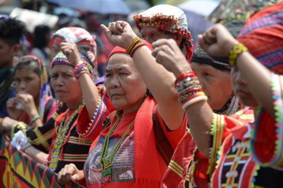 Mujeres indígenas puño en alto en Manila (TED ALJIBE / AFP)