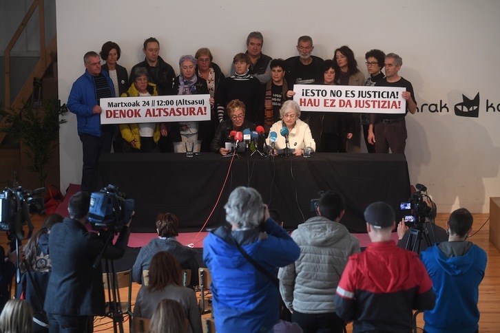 Comparecencia de padres y madres de Altsasu, hoy en Iruñea, para valorar la última sentencia. (Jon URBE/FOKU)