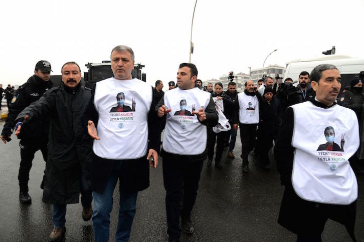 Miembros del HDP en una manifestación en solidaridad con Güven en Diyarbakir. (Ilyas AKENGIN/AFP)