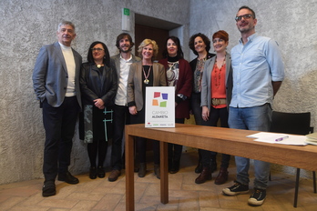 Adierazpena irakurri duten alderdietako ordezkariak (Jon URBE/FOKU)