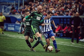 Jony y Ramis pugnan por hacerse con el balón. FOKU