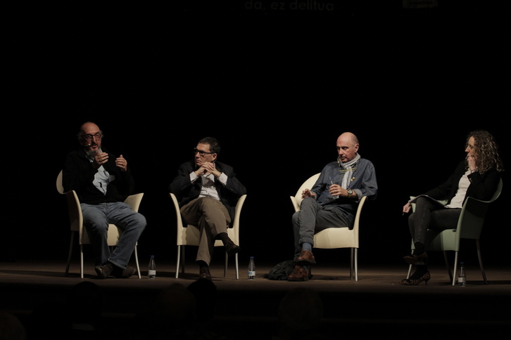 Los cuatro ponentes durante el coloquio (Aritz LOIOLA/FOKU)