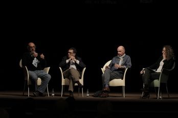 Los cuatro ponentes durante el coloquio (Aritz LOIOLA/FOKU)