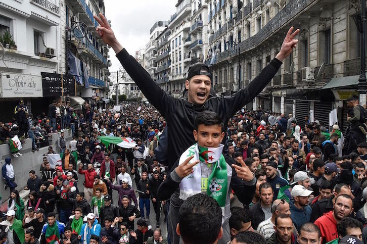 Manifestantes en las protestas de Argel el viernes. (Ryad KRAMDI/AFP)