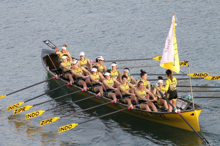 Orioko neskak, banderarekin lehorrera (Joxemari OLASAGASTI)