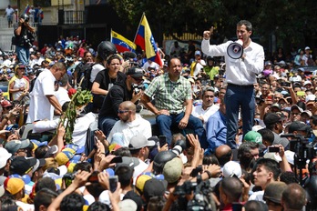 Guaidó, megáfono en mano, se dirige a sus seguidores durante una concentración celebrada en Caracas. (Matias DELACROIX/AFP)