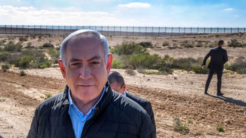 Benjamin Netanyahu en una visita a la frontera con Egipto. (JIm HOLLANDER/AFP)