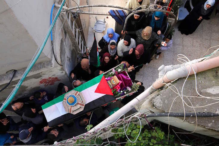 Funeral celebrado el sábado de una joven palestina que el Ejército mató en enero, pero cuyo cuerpo ha entregado ahora. (Abbas MOMANI/AFP)  