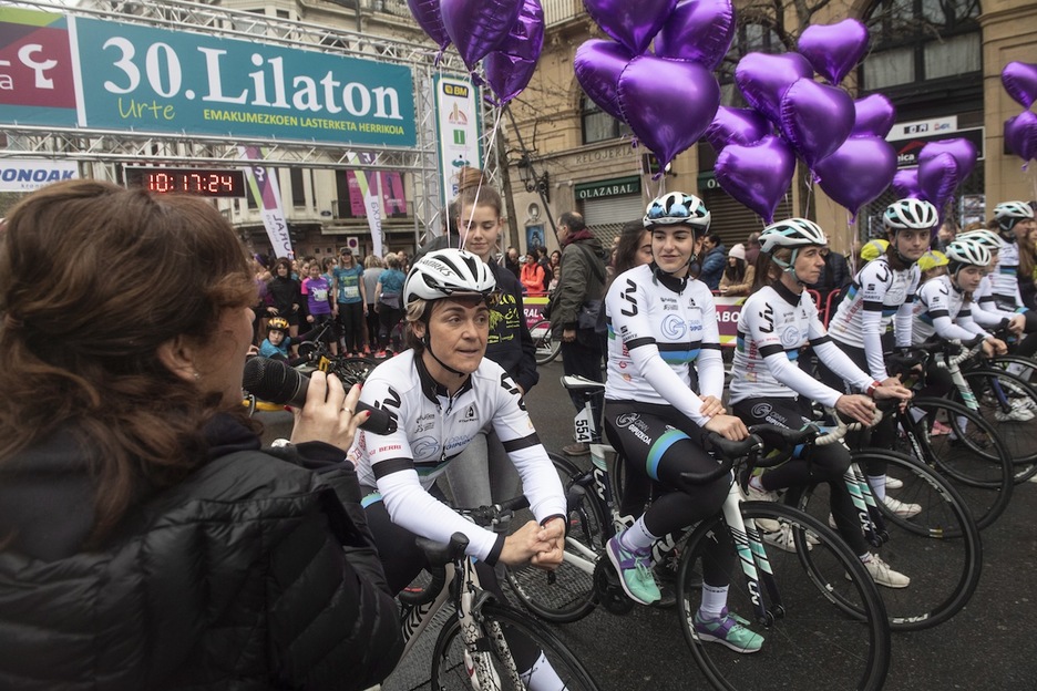 Gaurkoan, Gipuzkoa Ogi-Berri txirrindulari taldea omendu dute, tartean, Leire Olaberria. (Jon URBE/FOKU)