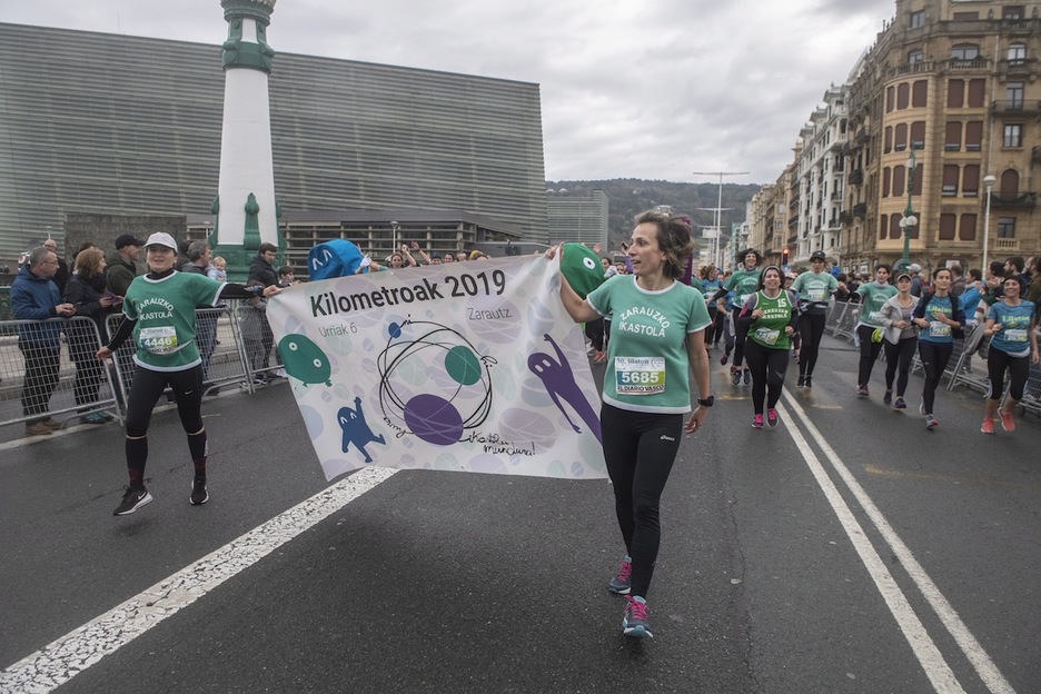 Kilometroak jaiaren alde ere korrika aritu dira emakume zarauztarrak. (Jon URBE/FOKU)