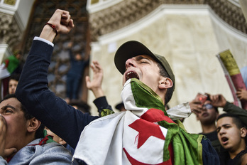 Estudiantes argelinos en otra protesta en Argel. (Ryad KRMADI/AFP)