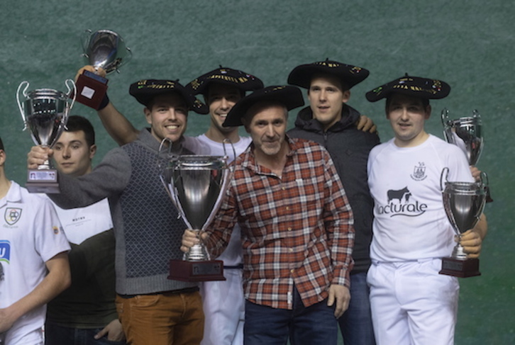 Los campeones, con la txapela. (Jon URBE/FOKU)