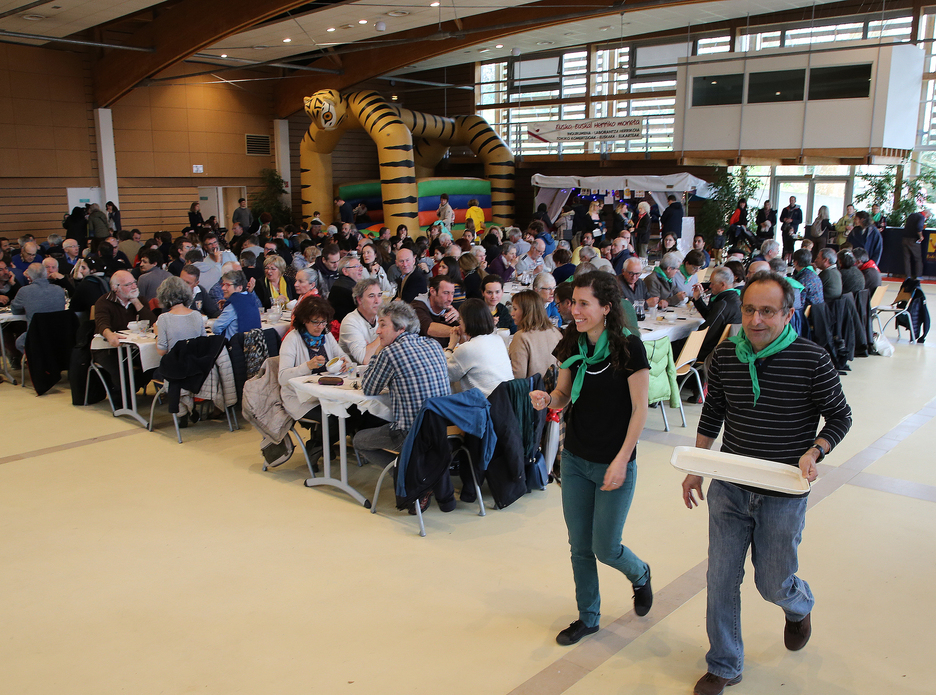  Les enfants ont participé à de nombreux jeux organisés pour eux. Un grand repas populaire avec des produits locaux a été organisé. ©Bob EDME 