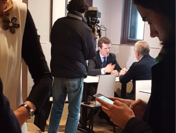 Pablo Casado y Eduardo Inda han grabado una entrevista en el bar Koxka de Altsasu. (NAIZ)