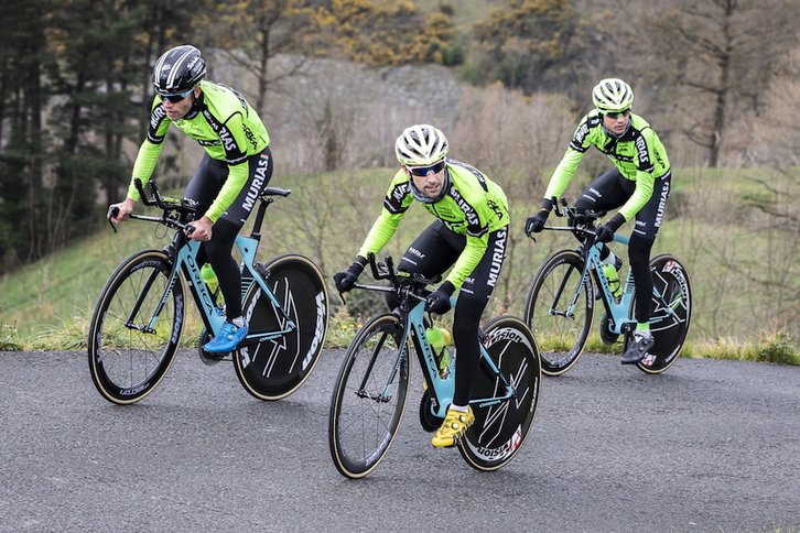 Los corredores de Euskadi Murias, en las rampas de La Antigua. (Endika PORTILLO / FOKU)