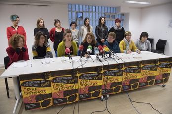 El movimiento feminista de Euskal Herria ha valorado en Donostia la huelga del 8 de marzo. (Juan Carlos RUIZ / FOKU)