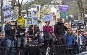Trabajadores de La Naval, concentrados la pasada semana en Bilbo ante la visita de Pedro Sánchez. (Marisol RAMÍREZ / FOKU)