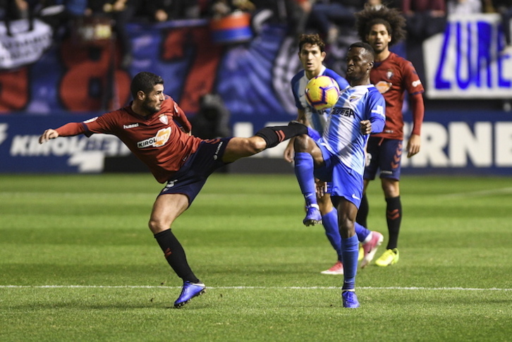 Fran Mérida pelea con un jugador malacitano (Jagoba MANTEROLA/FOKU)