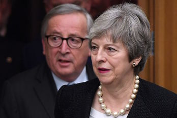 Theresa May y Jean-Claude Juncker, en la comparecencia posterior a su reunión en Estrasburgo. (Frederick FLORIN/AFP)