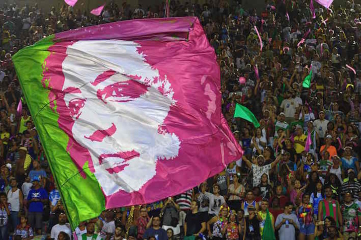 Una banderola en recuerdo a Marielle Franco en el carnaval de Rio de Janeiro. (Carl DE SOUZA/AFP)